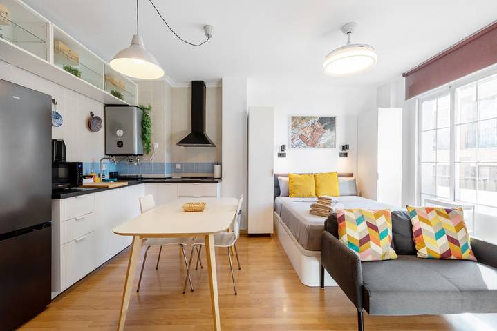 Entire studio, Studio Apartment 'La Casa De La Muralla' with Balcony, Wi-Fi and Air Conditioning in Málaga Central District, Malaga