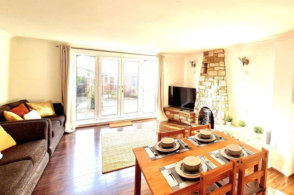 Cosy Luxurious Entire 3 Bedroom House, Private Garden, Free Parking, Free Wifi in Havering, London