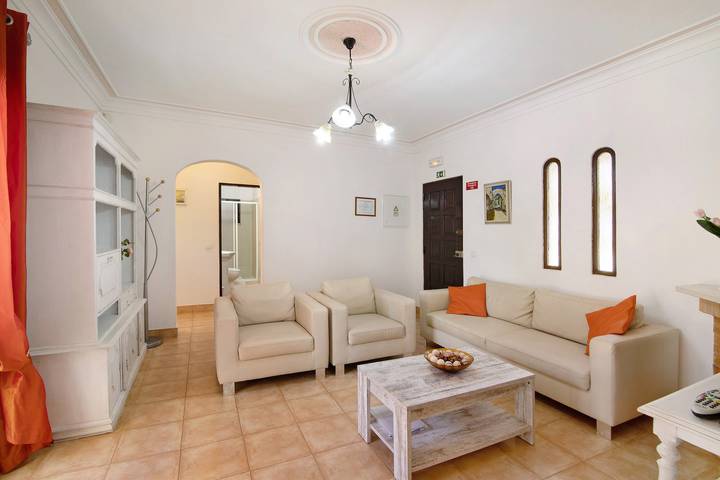Villa "Filipa" com piscina, Wi-Fi, jardim e terraço in Guia, Distrito de Faro