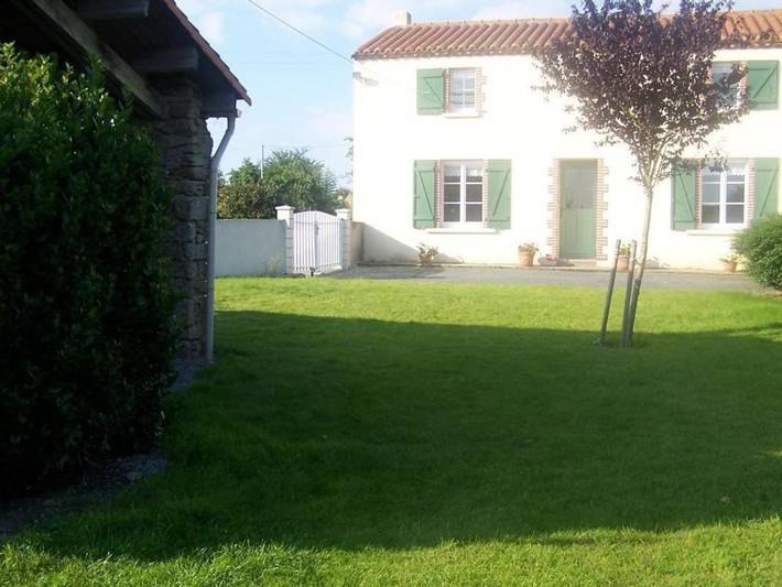 Location de vacances pour 6 personnes, avec piscine ainsi que jardin et terrasse à Saint-Martin-des-Tilleuls - 2