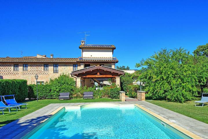 Villa for 12 people, with terrace and pool, with pets in Umbria