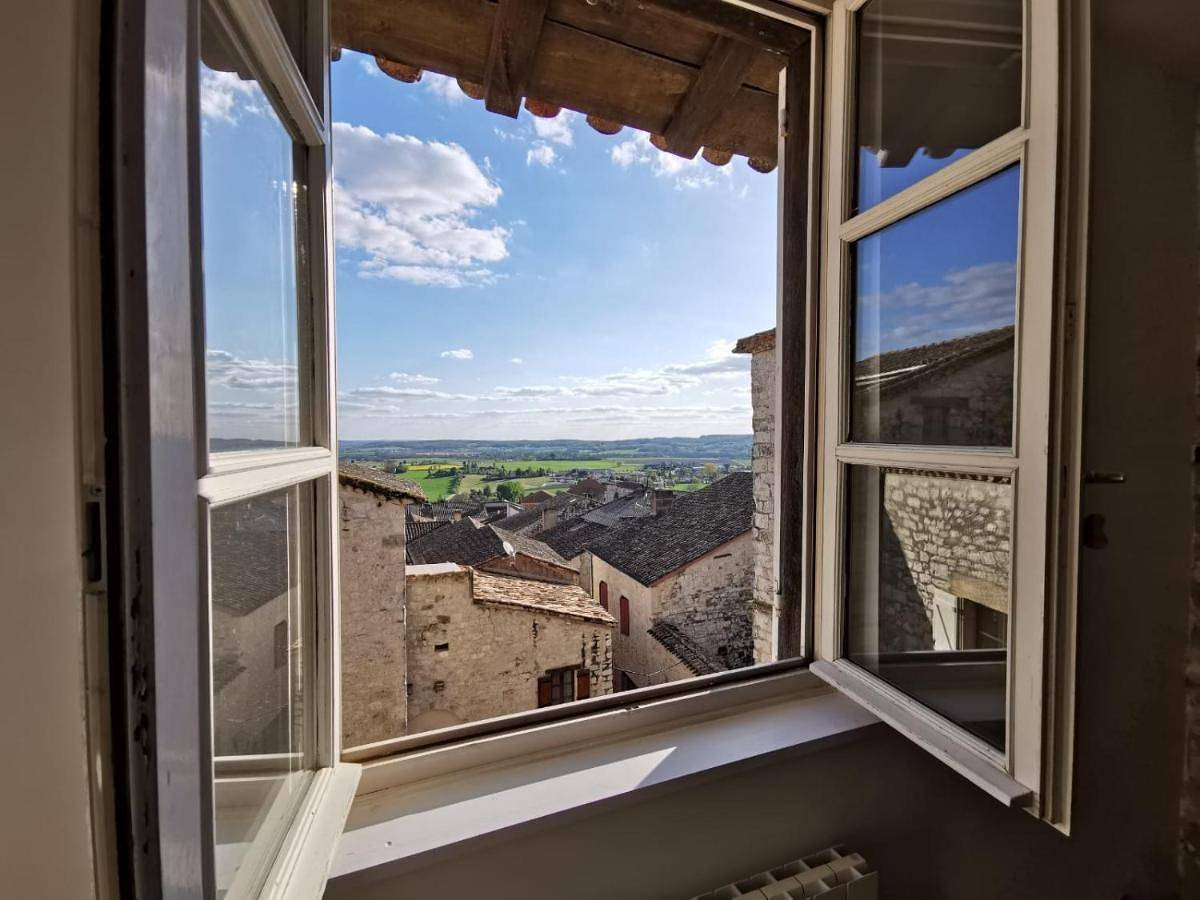 Appartement entier, Maison de charme spacieuse, terrasse et vue sur la place in Monflanquin, Région de Villeneuve-sur-Lot