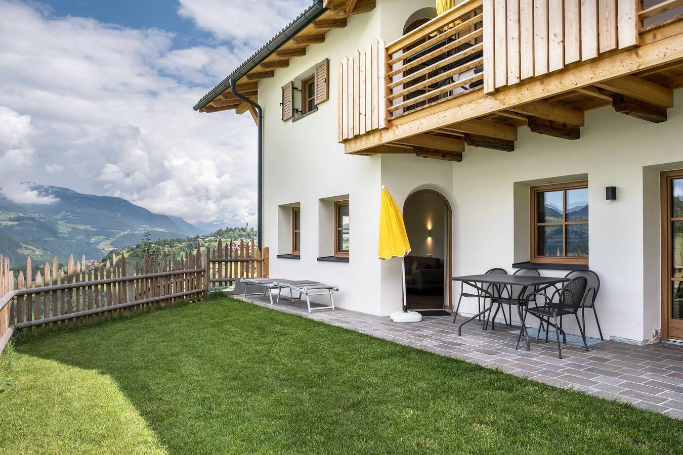 Ganze Wohnung, Ferienwohnung "Schlosshof Rotkäppchen" mit Bergblick, Privatem Garten und Wlan in Prösels, Völs am Schlern