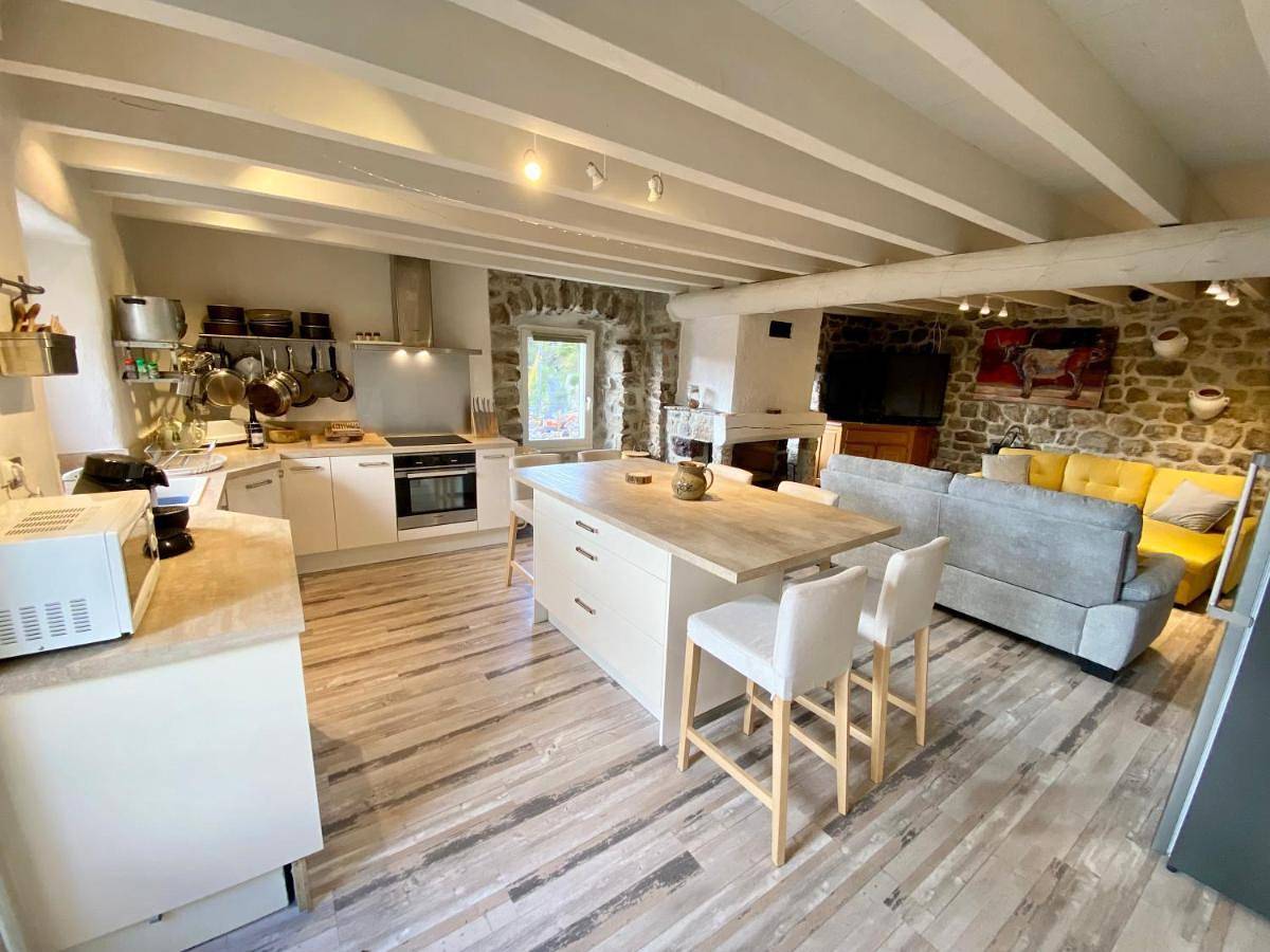 Four-Bedroom House in Mazan-l'Abbaye, Ardèche