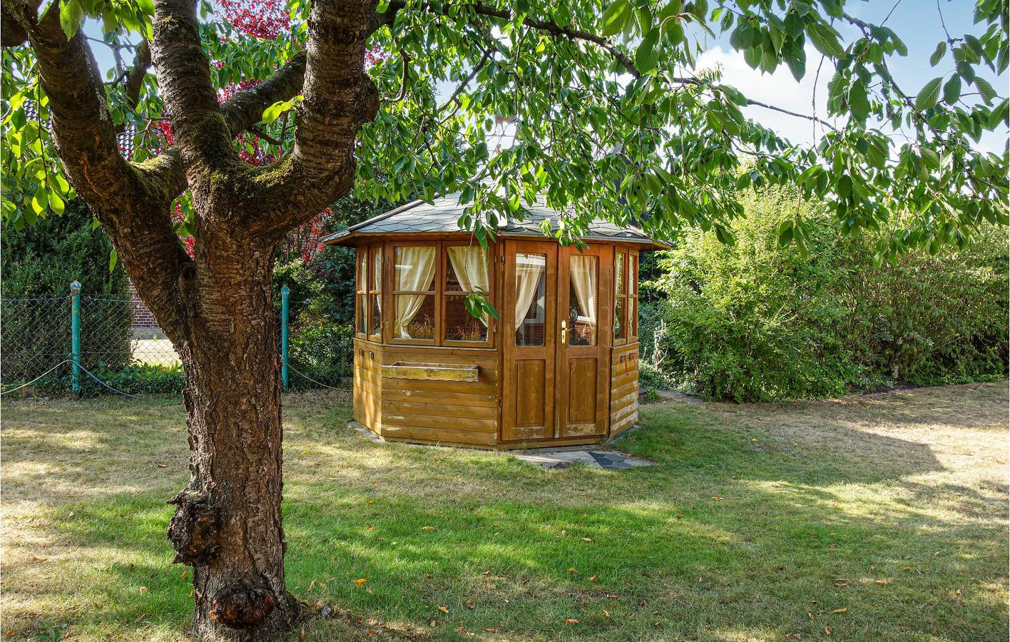 Geräumige Downtown Apartment w / Parkplatz & Terrasse in Uetze, Hannover und Umgebung