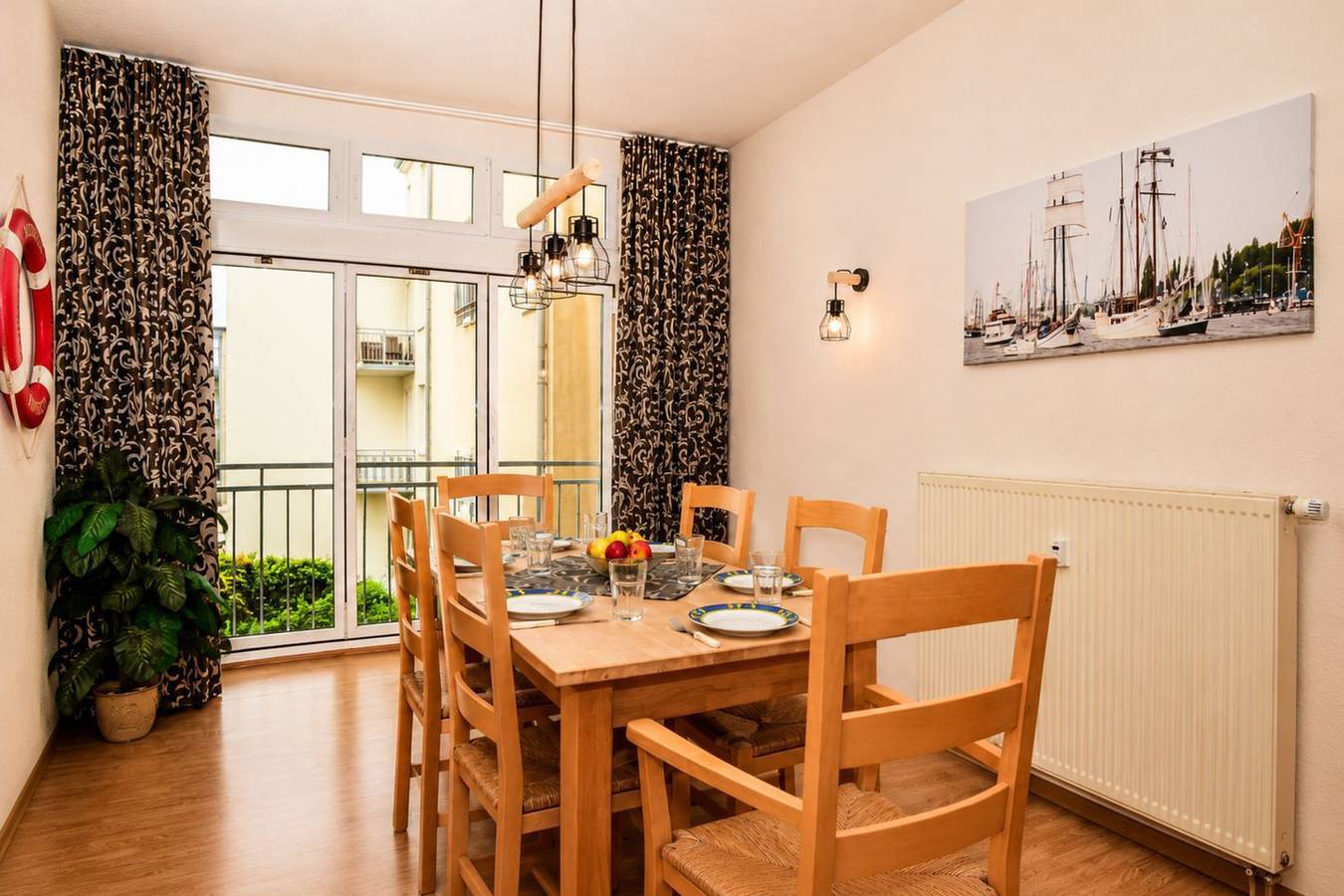 Hel lejlighed, Komfortable 60m² Ferienwohnung für 4 Personen mit Loggia in Warnemünde Strand, Rostock