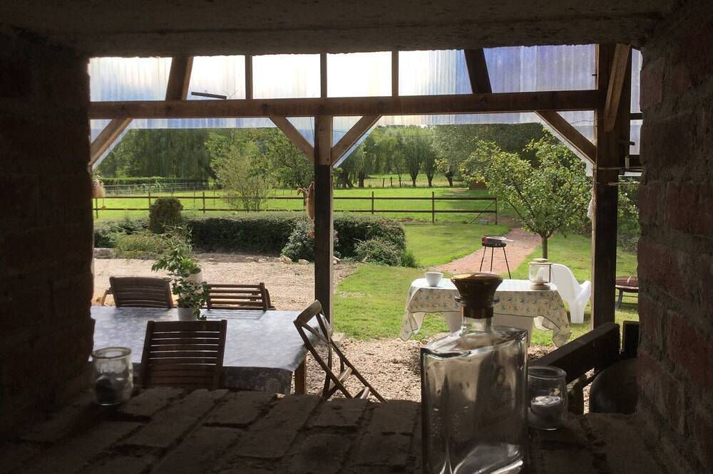 Gîte en campagne, bien équipé pour deux adultes et deux enfants (+ des chiens) in Le Bec-Hellouin, Région de Bernay