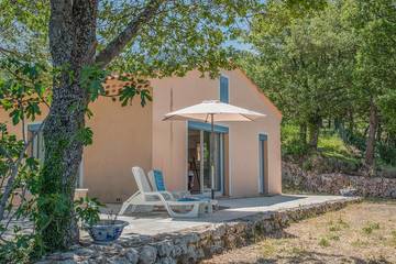 Gîte pour 6 personnes, avec terrasse et jardin à Aiguines