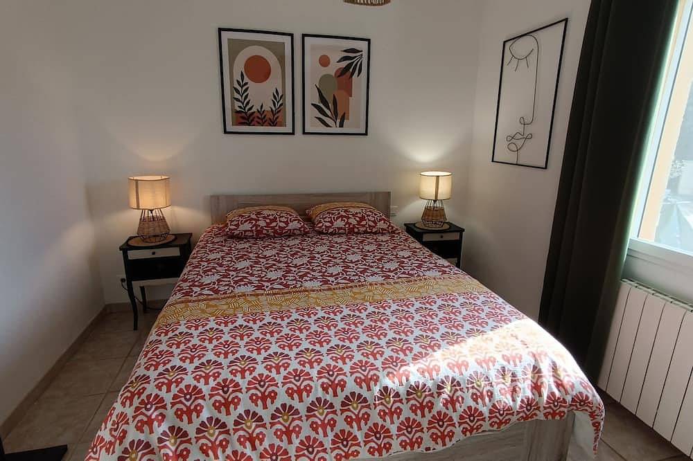 Villa in the heart of the Luberon with swimming pool and large enclosed garden planted with trees in Saint-Saturnin-lès-Apt, Parc naturel régional du Luberon