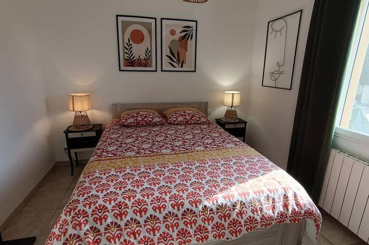 Villa in the heart of the Luberon with swimming pool and large enclosed garden planted with trees in Saint-Saturnin-lès-Apt, Parque natural regional del Luberon