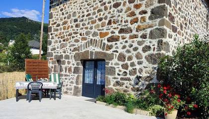 Gîte pour 4 personnes, avec terrasse et vue à Vic-sur-Cère