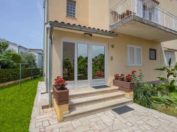 Ferienwohnung für 4 Personen, mit Terrasse und Garten in Poreč