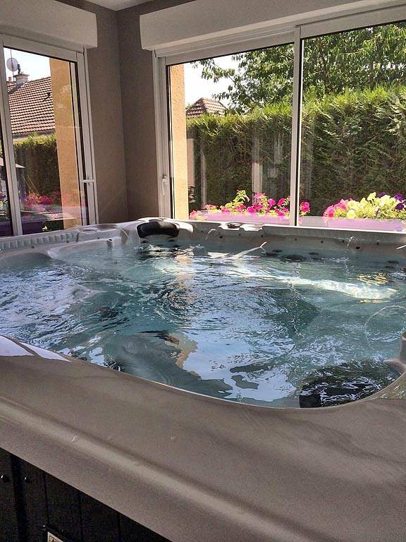 Gîte pour 12 personnes, avec Jacuzzi et Terrasse ainsi que Jardin et Sauna