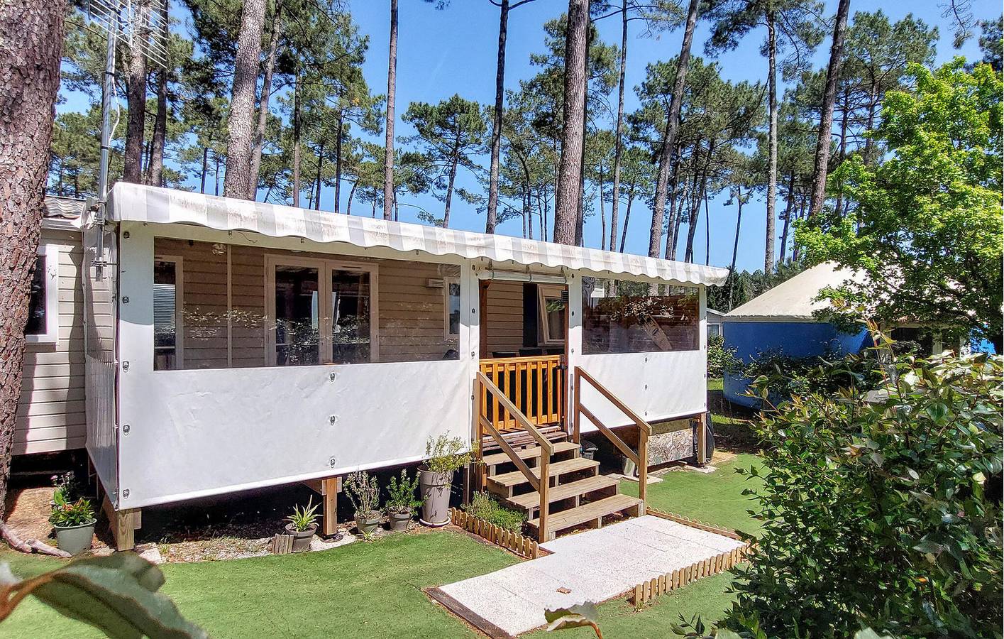 Acogedora casa móvil con piscina, jardín y WiFi cerca del restaurante Les Pinèdes in Saint-Julien-en-Born, Côte d’Argent