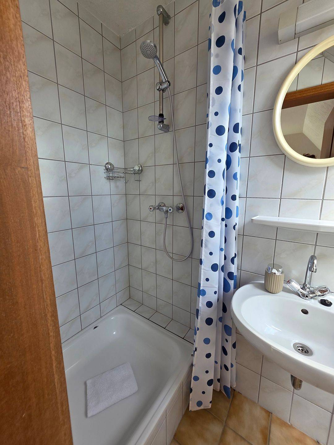 Ganze Ferienwohnung, Leuchtturm - Pensionszimmer, Nordsee, gemeinschaftlicher Grill, Parkplatz in Dagebüll, Nordfriesland