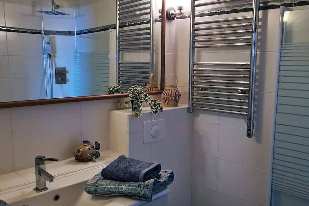 Geheel appartement, Luxury apartment, with sea view terrace, at the foot of the Genoese Tower of Erbalunga in Erbalunga, Brando