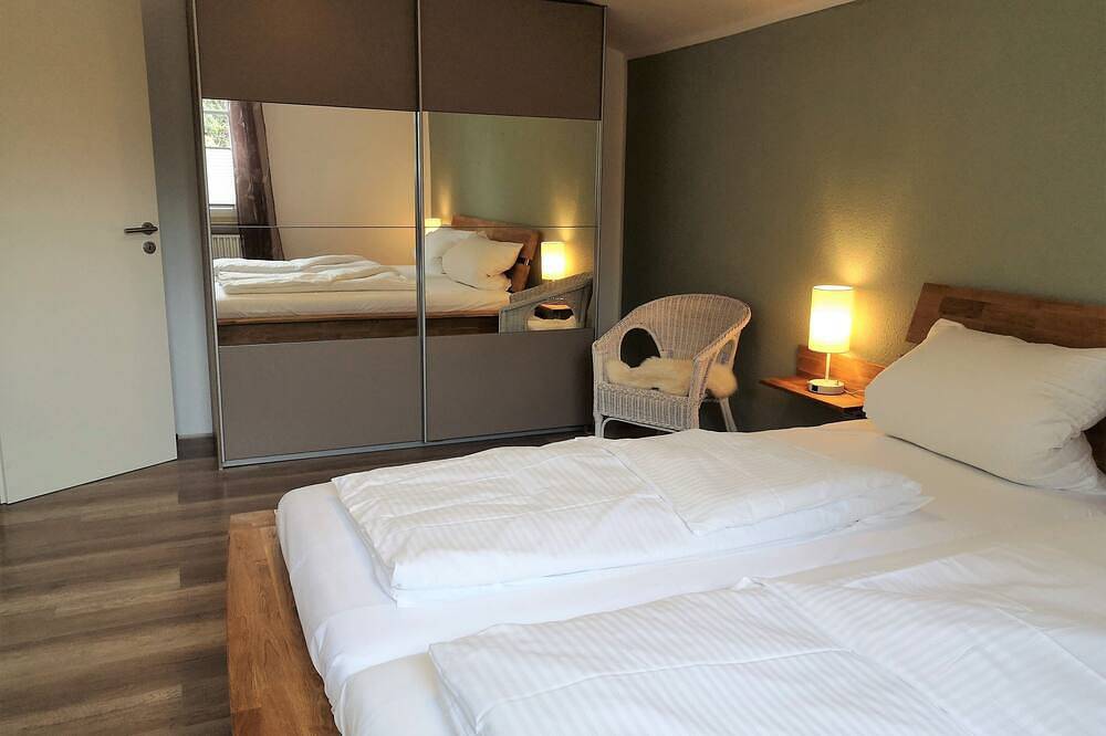 Ganze Wohnung, Moderne Ferienwohnung in Nordseenähe mit Terrasse und Garten in Schortens, Metropolregion Bremen-Oldenburg