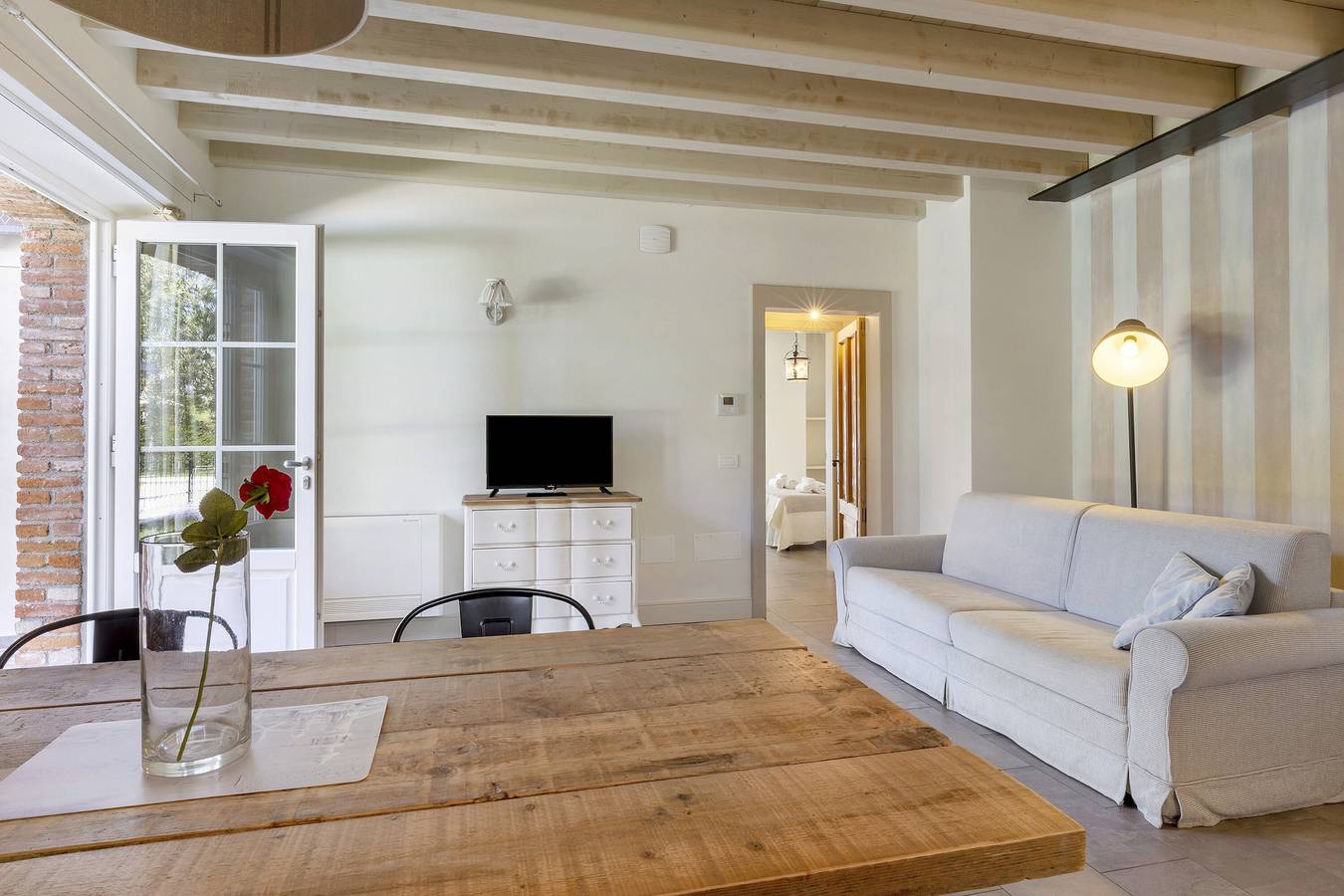 Entire apartment, Holiday Apartment "Ligustro" with Private Terrace, Shared Garden & Pool in Rivoltella del Garda, Desenzano del Garda