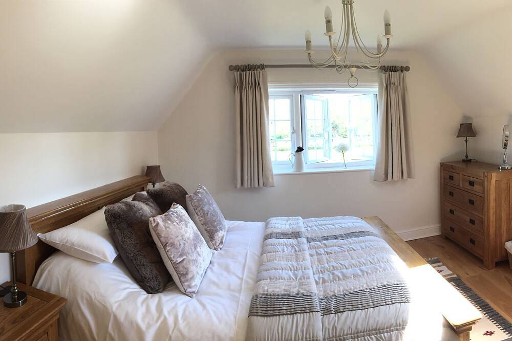 Luxury 3 bed Cottage in pretty New Forest Village perfectly located for beaches in Burley, Hampshire