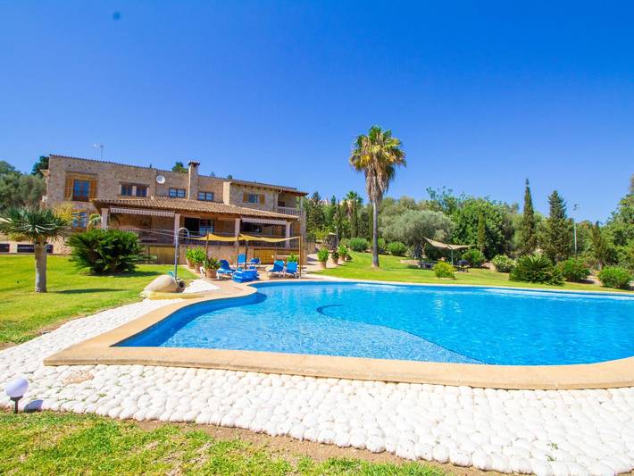 Magnificent villa with a spectacular pool in Búger, Majorca Center
