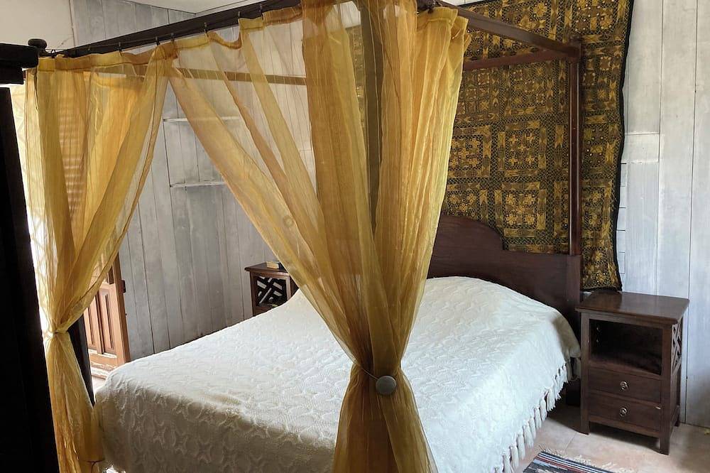 Noravilla with pool between mountains and sea in Altavilla Milicia, Palermo Province