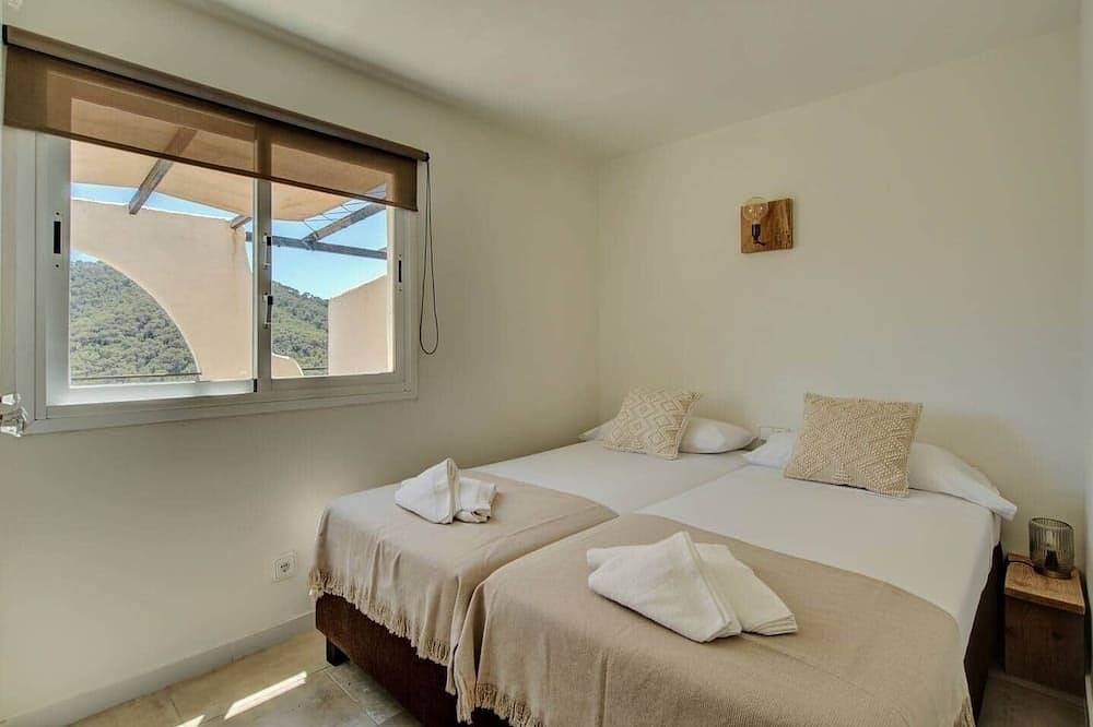 Entire apartment, Apartment no. 5, 1 bedroom, 1 bathroom in Cala Llonga, Santa Eulària des Riu