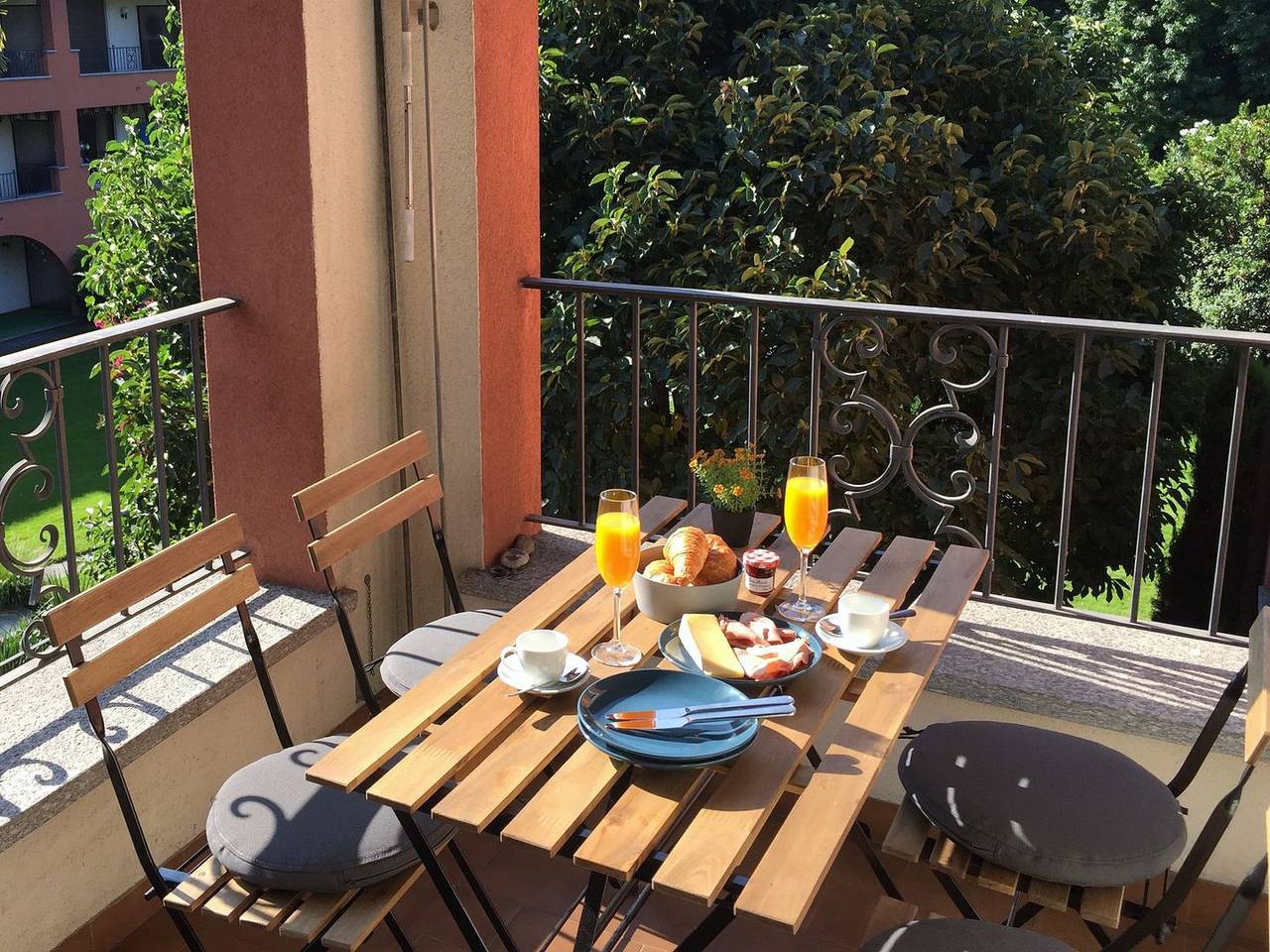 Appartement entier, Duplex apartment in a well-kept residence with outdoor pool and sunbathing area in Ascona, Alpes tessinoises
