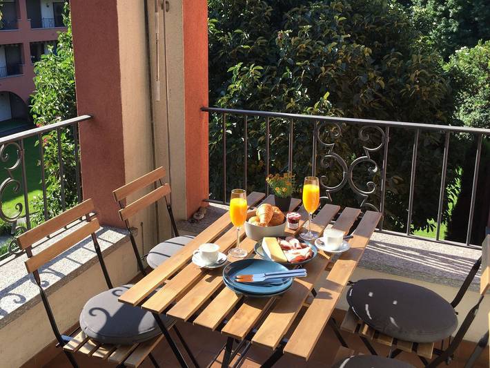 Apartamento entero, Duplex apartment in a well-kept residence with outdoor pool and sunbathing area in Ascona, Alpes Ticineses y del Verbano