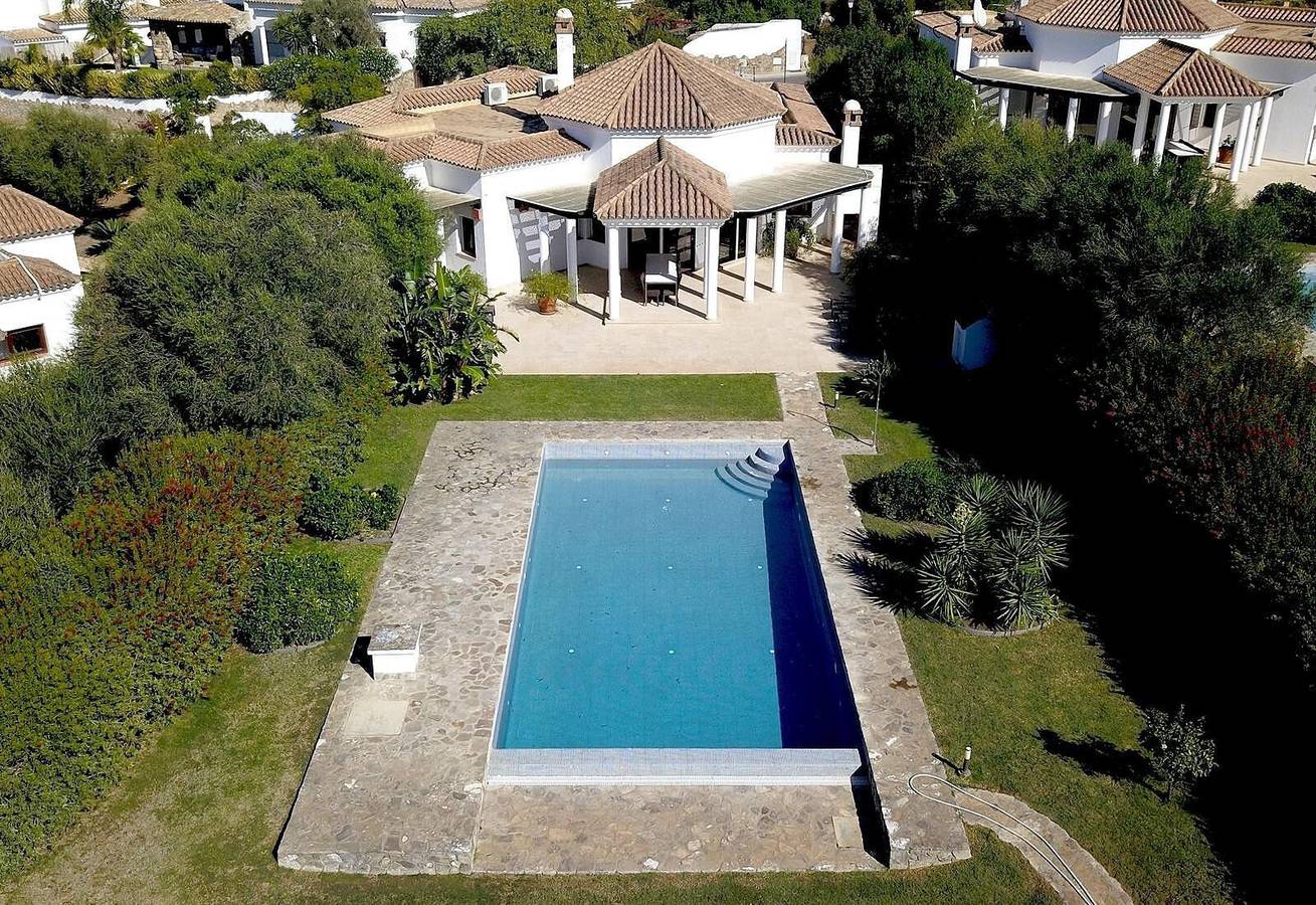 "Luxury Villa Malva" con piscina, Wi-Fi, terraza y jardín in Benalup-Casas Viejas, Costa de la Luz