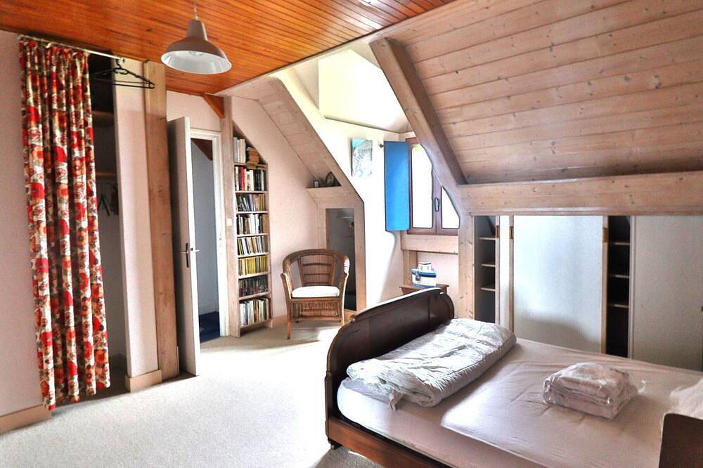 Seafront house with garden in Groix in Port Lay, Groix