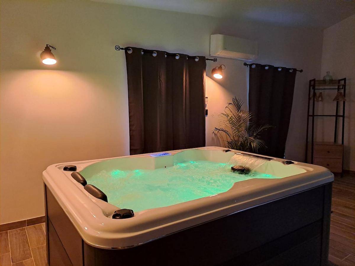 Maison chaleureuse avec jacuzzi interieur in Pranles, Parc naturel régional des Monts d'Ardèche
