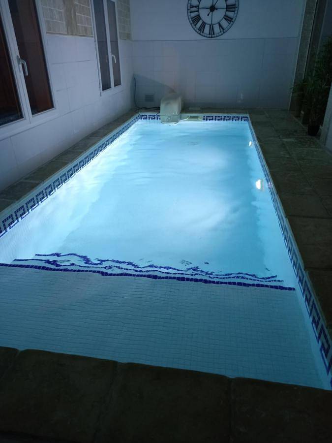 Chambre d’hôte pour 16 personnes, avec jardin ainsi que piscine et jacuzzi, adapté aux familles à Fleury
