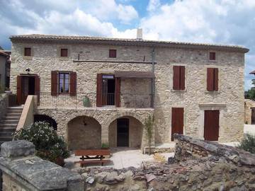 Gîte pour 6 personnes, avec terrasse ainsi que jardin et piscine à La Bastide-d'Engras