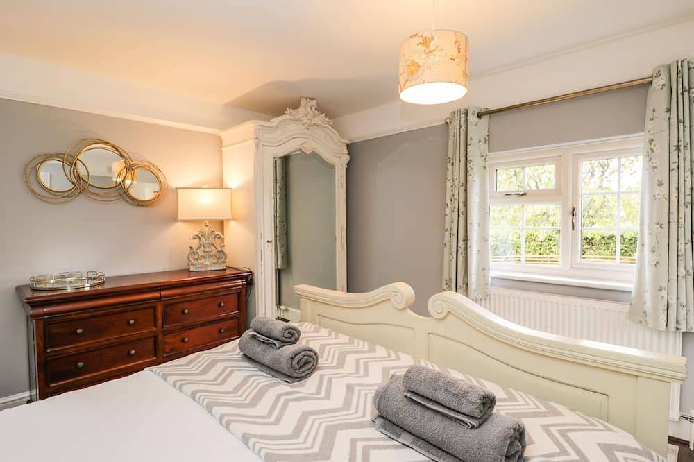 The Stable House, pet friendly, with hot tub in Sherborne in Dorset