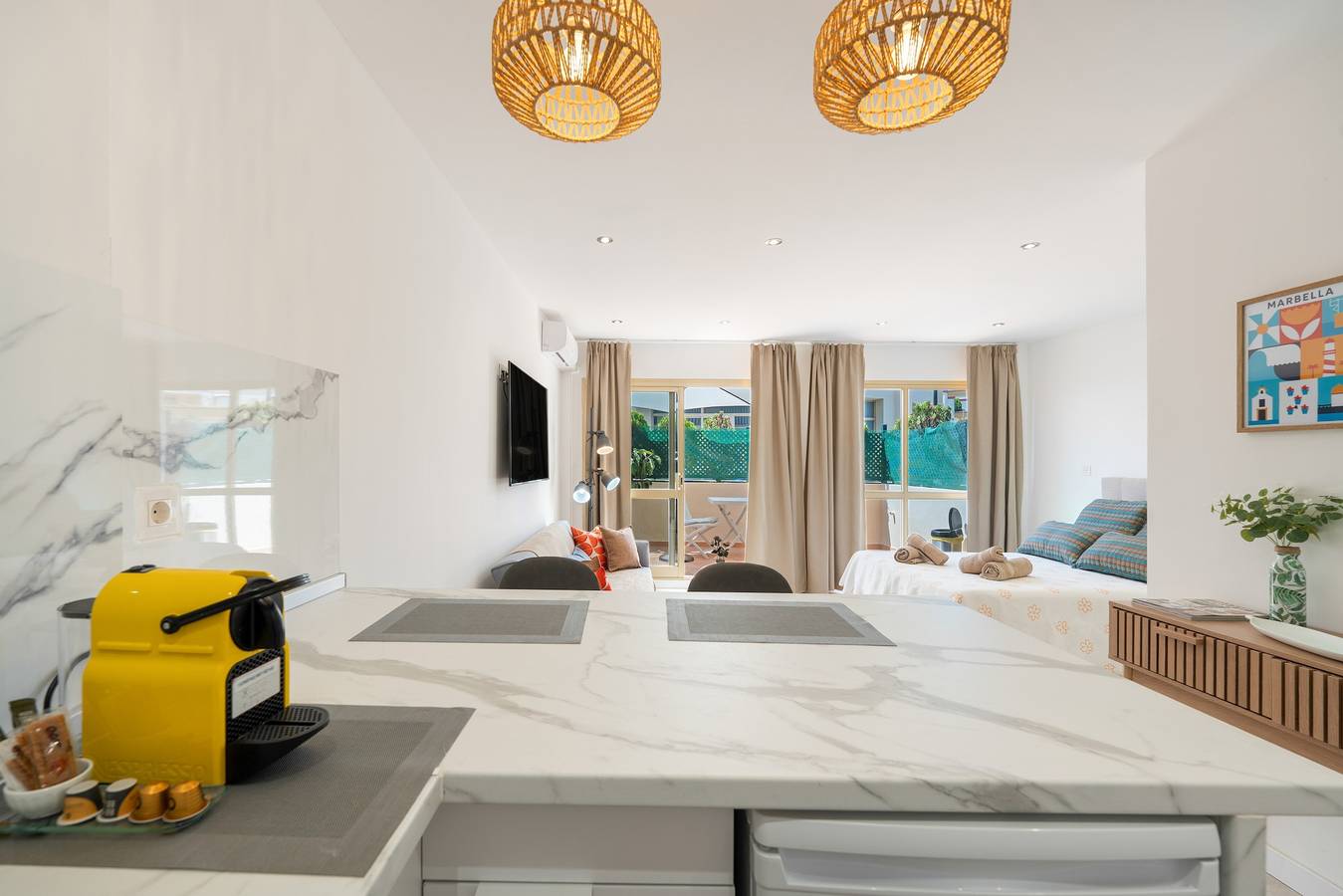 Entire studio, Apartment 'En Elviria' with Shared Pool, Wi-Fi and Air Conditioning in Marbella East, Marbella