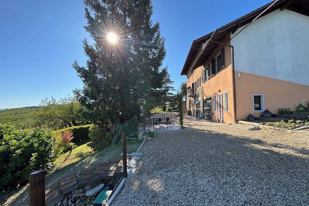 Relais Portaluna delle Langhe / 7Br, Sleeps 18, Ac, Pool, Garden, Vineyard Views in Mango , Langhe