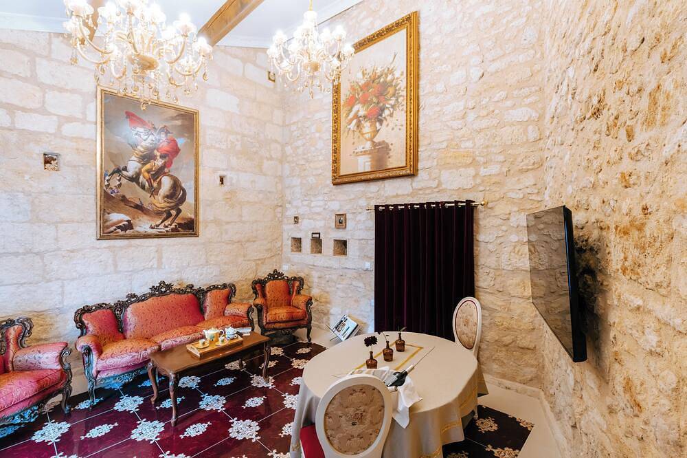 Suite Napoléon: Comfort, Bed 200x200, Heated pool Domaine De Pagnon Gironde in Saint-Gervais (Gironde), Blaye region