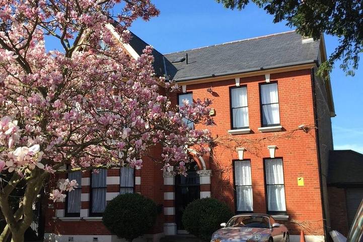 Holiday rental for 32 people, with pool in London