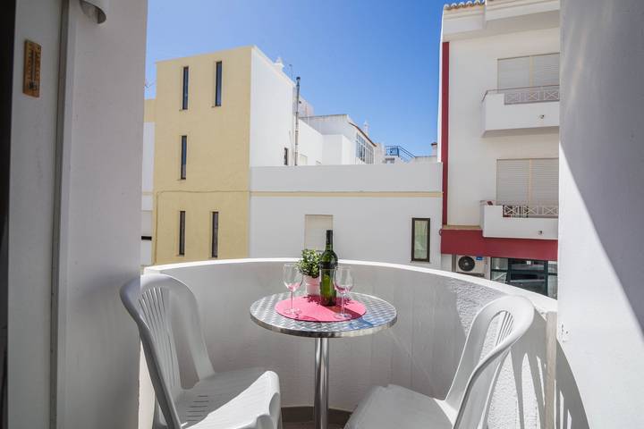 Appartement entier, Studio ensoleillé à Albufeira avec Wi-Fi, balcon et proche de la plage in Albufeira e Olhos de Água, District de Faro