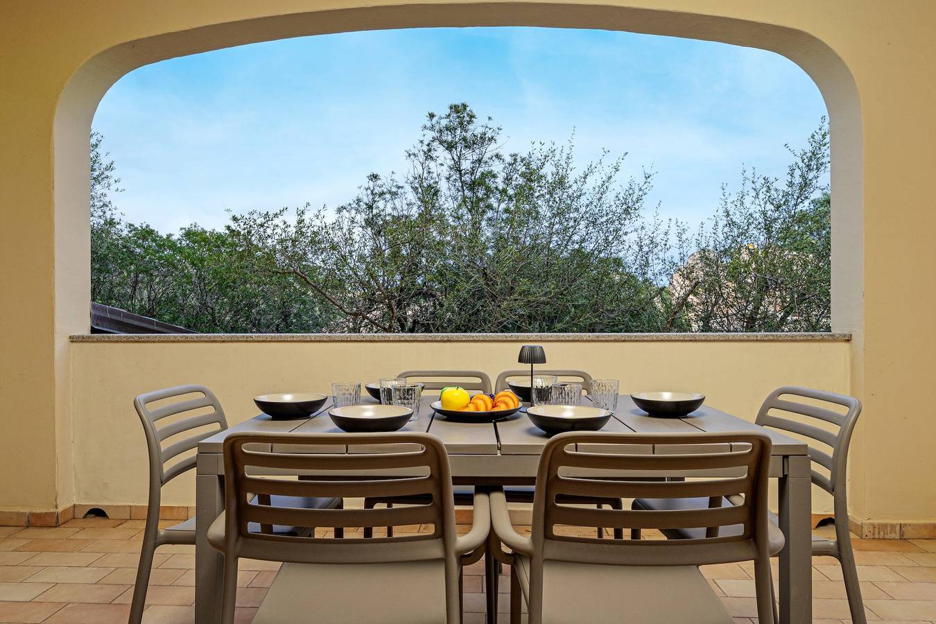 Ganze Wohnung, Apartment 'Trilo La Rosa' mit Gemeinschaftspool, Terrasse und Klimaanlage in Monte Petrosu, San Teodoro