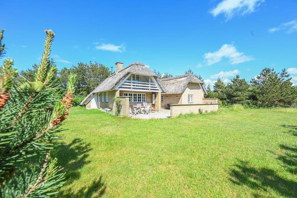 Großes, geschützt liegendes Ferienhaus mit Sauna und Whirlpool in Tim, Ulfborg