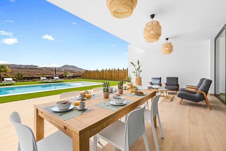 Location de vacances pour 6 personnes, avec jardin et piscine ainsi que vue et terrasse à Villaverde - 2