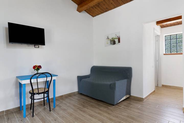 Appartamento intero, New Life Villalba Resort - Appartamento '106' con terrazza condivisa, Wi-Fi e aria condizionata in Villalba, Provincia di Caltanissetta