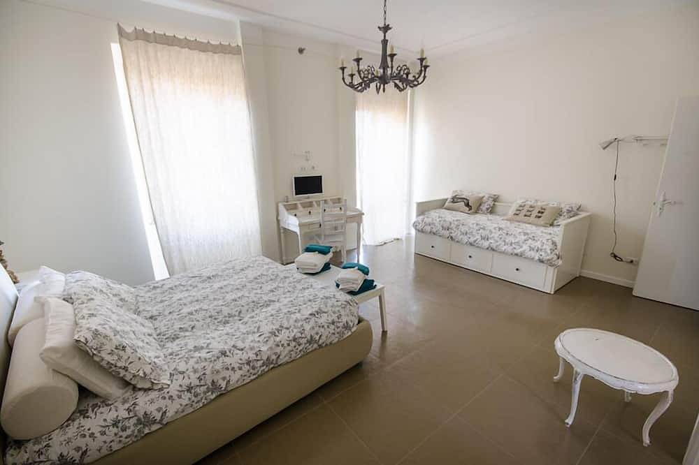 Entire apartment, Central 7 pax apartament Near The Colosseum! in Rome, Rome Province