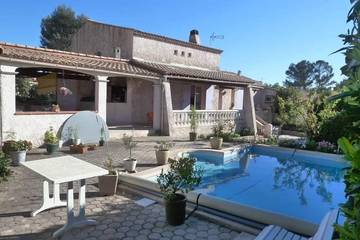 Location de vacances pour 6 personnes, avec terrasse et jardin à Carnoux-en-Provence