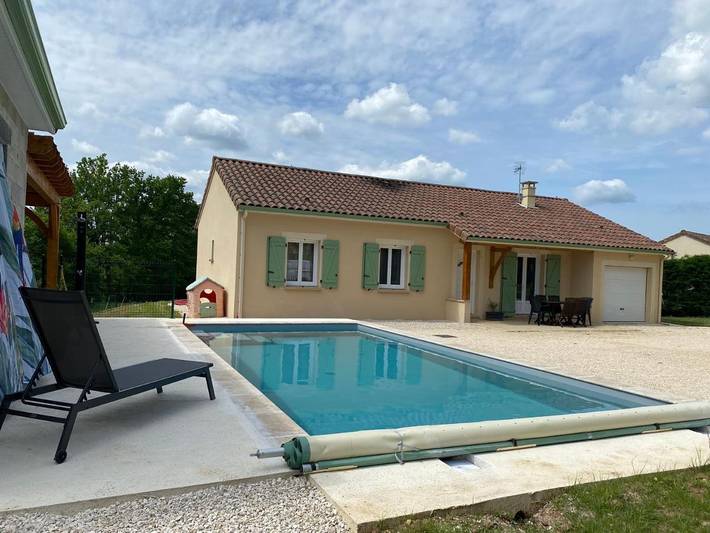 Location de vacances pour 9 personnes, avec Terrasse et Jardin ainsi que Piscine et Vue à Baladou