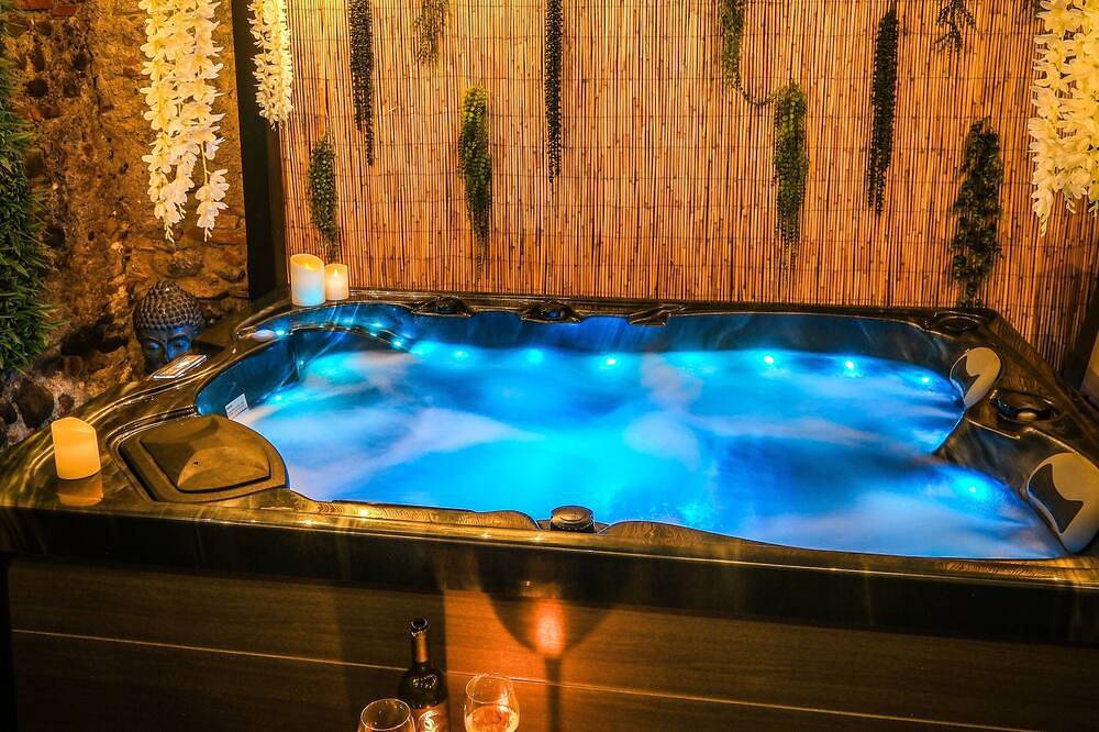 La Villa Lova - Loveroom with private spa in Pamiers in Pamiers, Ariège