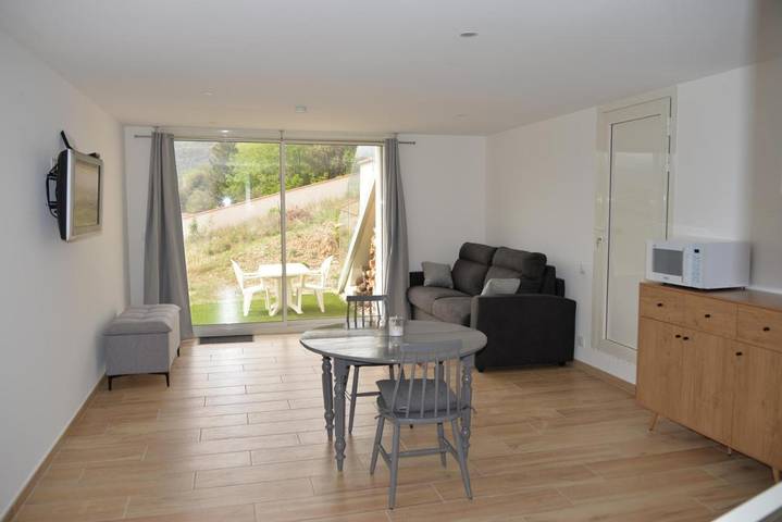 Gîte pour 2 personnes, avec Terrasse ainsi que Jardin et Vue à Reynès - 2