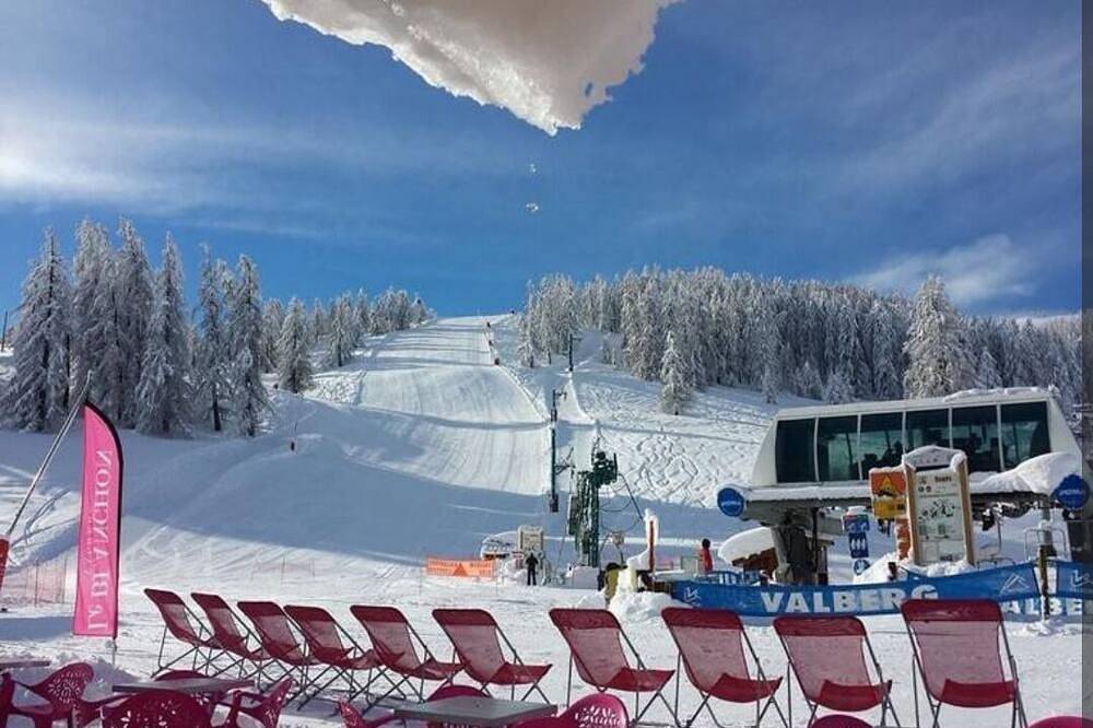 Entire apartment, Ultra resort center Large 3-room apartment At the foot of the slopes & shops in Péone, Nice region
