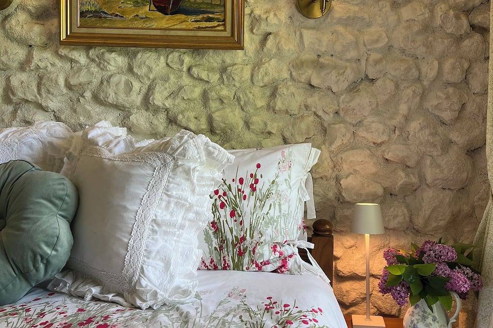 Geheel appartement, La Colline De Tilleul - apartment with swimming pool near Aubeterre, Tranquility in Saint-Romain, Charente